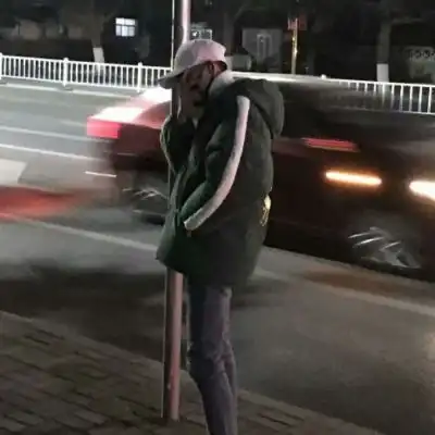 林鹤居颓废夜晚暗黑男神男生头像
