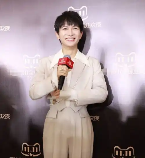 双十一晚会易烊千玺像猴周冬雨性感失败,金晨唐装一舞太惊艳
