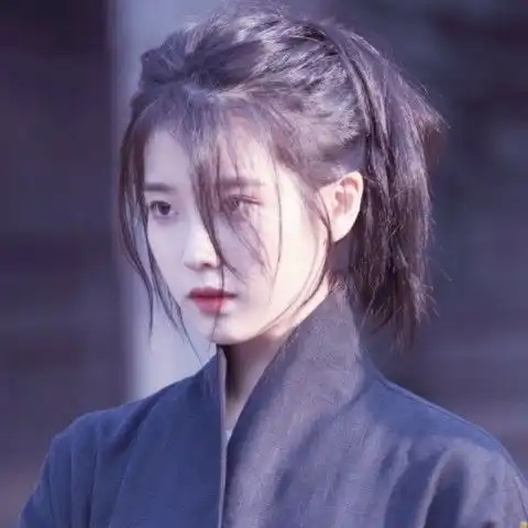 网易云热评女生头像明明就是在眼前,可是心却很遥远
