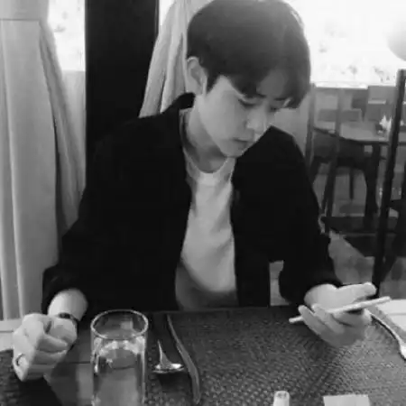 黑白头像男伤感颓废,春去夏又回只有一个人
