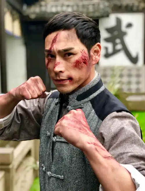 演员于鹏能文会武积极上进的优秀励志男
