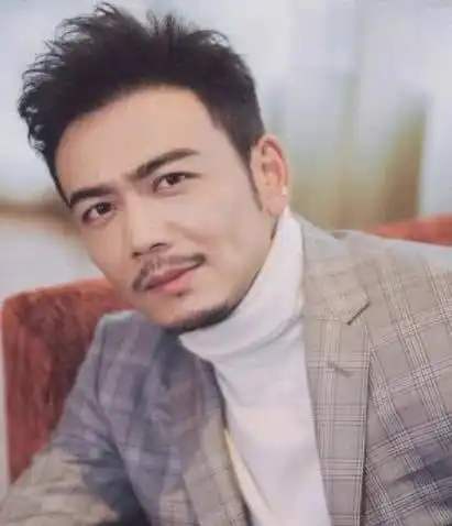 年轻时长的土气,老了却帅到极致的男明星,张晋靳东让人沦陷
