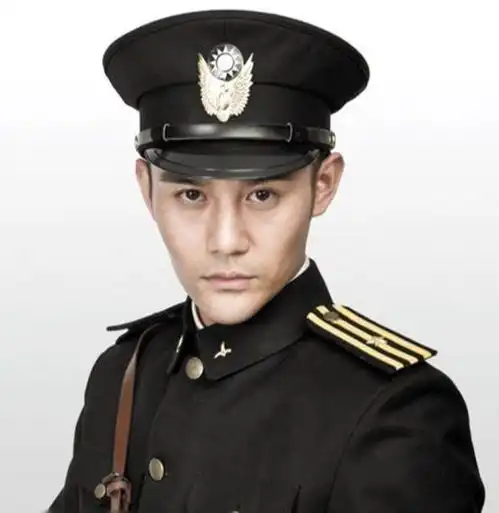 人世间中的美男子,五官标致气质儒雅,虽是配角也很出彩
