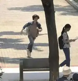 鹿晗在大学拍戏被同学偷拍,离开10级滤镜后,网友男神形象呢
