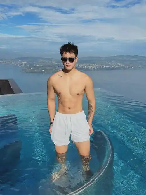 喜欢低体脂还是脂包肌181cm男生正装人夫感满满
