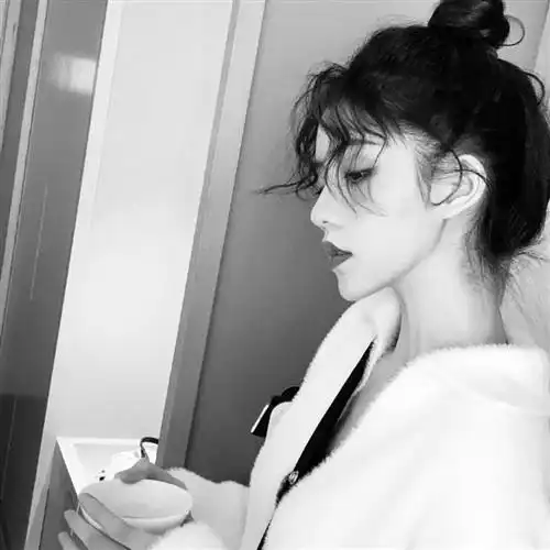 黑白头像女生冷酷霸气很坚强不敷衍的女人
