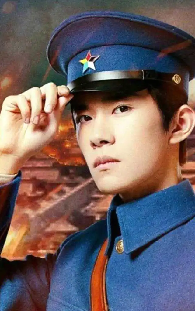 男明星穿军装,易烊千玺十分霸气,李现看起来安全感十足
