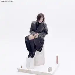 宋慧乔与宋仲基离婚后首个生日不孤单,手捧鲜花与男友人嘟嘴合照
