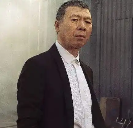 曾跟冯小刚夜宿8小时,后被男友现场捉奸赶出家门,今沦为路人
