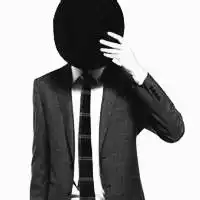 我想找一个黑衣人戴帽子遮脸的图片和这个图片上的那个一样
