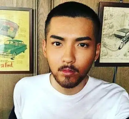 男明星留胡子,吴秀波是加分,吴亦凡堪比毁容,而他反差最大
