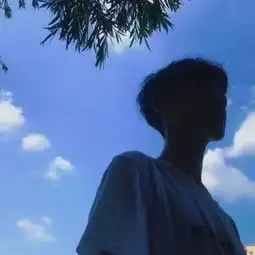 有哪些男士的背影图片可以当头像的黑色的,冷酷的那种
