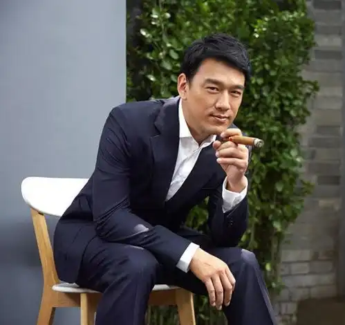 他是最贵气的演员,演不了穷人,拍戏时连西装都是私人定制
