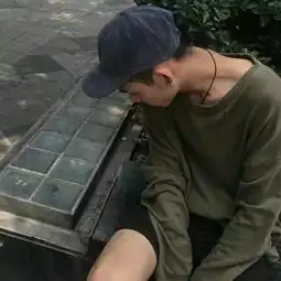 求求各位大神了,你们可以帮我找找这张图片的情侣照片吗
