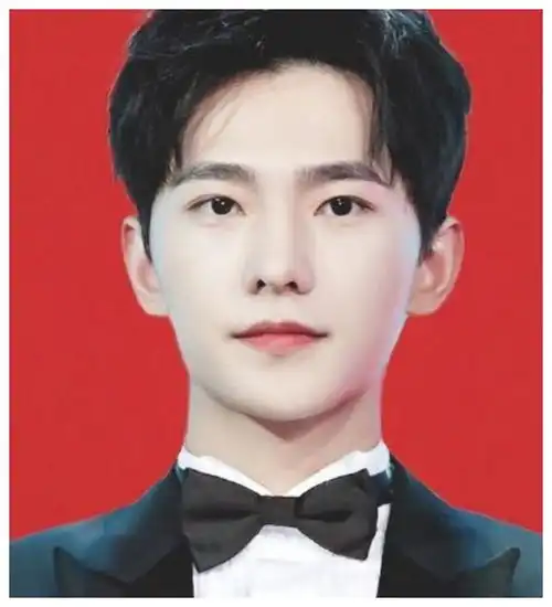 同为明星证件照王俊凯帅气不算啥,看见杨洋真实的心动了
