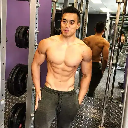 地铁抓拍正装型男疑自导自演发湿身照只为火
