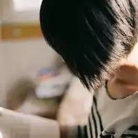 女生看书头像唯美安静女生读书头像图片喜欢这氛围书香
