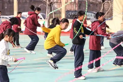 上体育课时,女生觉得尴尬的行为,实际男生却已在心里小鹿乱撞了
