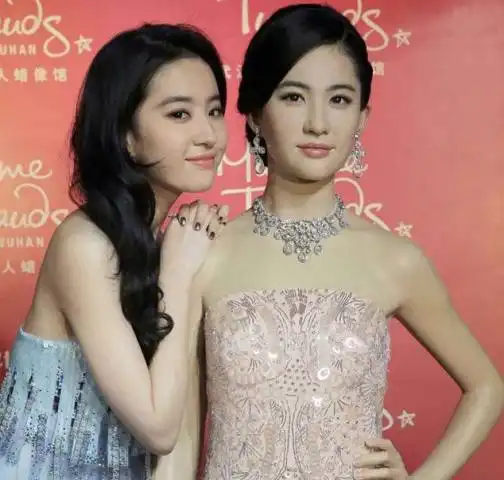 杜莎夫人蜡像馆众星云集,别人的蜡像都很美,除了她
