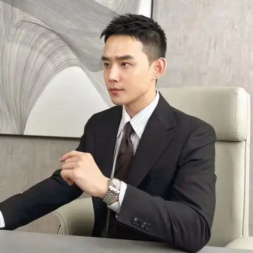小明老师他曾是平面男模私人教练,如今是艺人达人御用面部设计师小明研究院
