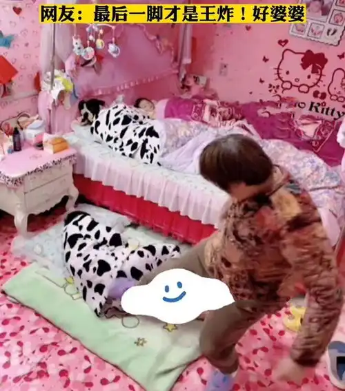 夫妻吵架,妻子抱着孩子睡地上,婆婆推门而入,一脚踹出灵魂