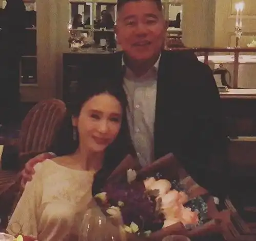 豪气十足阔太黎姿晒戴伊丽莎白泰勒项链拍照,配文深感荣幸
