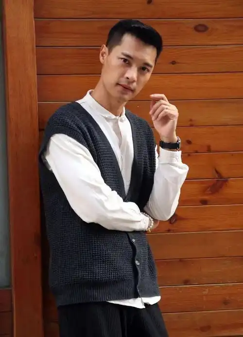 39岁前tvb男星疑转行做保安,曾是选秀冠军,因背妻与女星偷食被公司封杀
