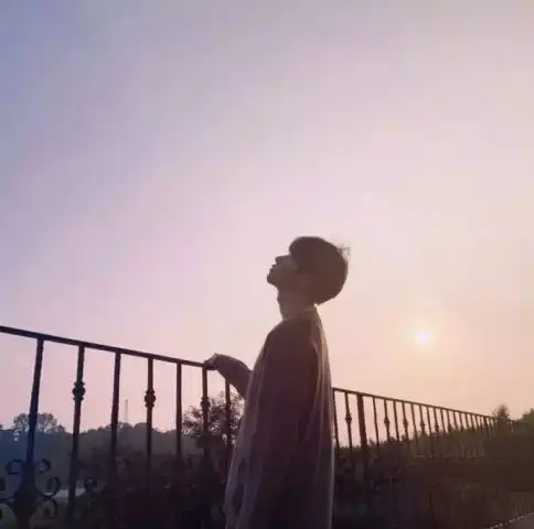 愿你的下一场爱情是棋逢对手,是势均力敌
