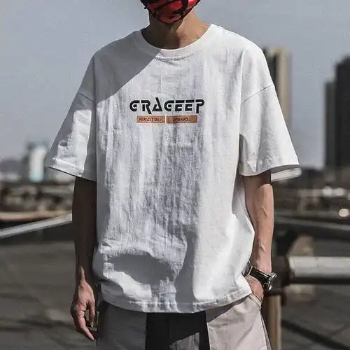 百元以内的白t,也能让你在型男赛道上杀出一条血路
