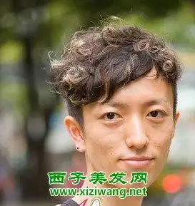 男生大波浪卷发发型尽显男生个性
