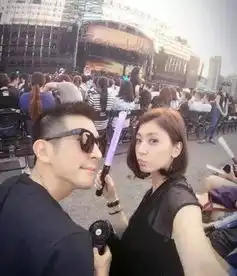 贾静雯第三胎女儿出生啦取名小bo妞近照超萌
