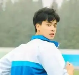 假如有两个男生,一个年轻浪漫,一个成熟稳重,那么
