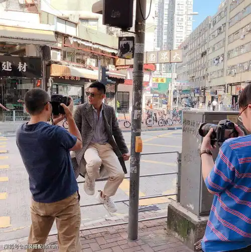 奔四男人日常怎么搭配看潮叔余文乐,一年三季都穿基础款照样酷
