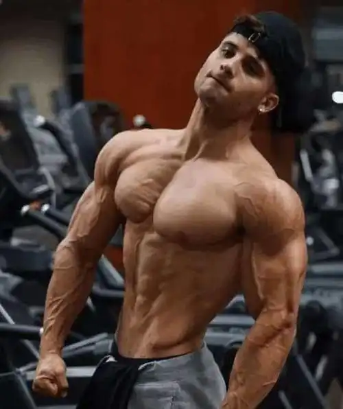 21岁的最佳形体肌肉男,人鱼线加霸气真空腹诠释自然健美的魅力
