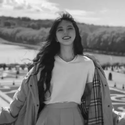 黑白优质头像女,似烟的回眸让我心动了
