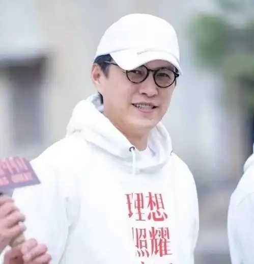 靳东新剧开机,被拍到胖了好多,网友男神胖了之后还是男神
