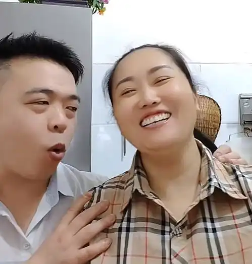 网红肖金霞因哮喘去世,二婚嫁小10几岁男子,去世前探望前夫
