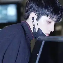 不是蠢,只是对你没兴趣,别想太多了
