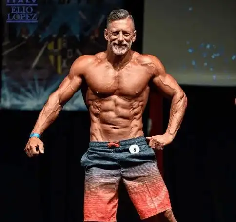 55岁的意大利大叔,从一个胖子练成肌肉男,依靠健身实现身材蜕变
