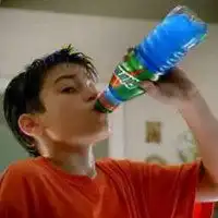 喝饮料的男生高清头像大图微信头像图片大全
