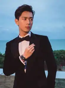李现穿西装高贵帅气,看得他的腿才是真的绝望,我分点肉给你吧