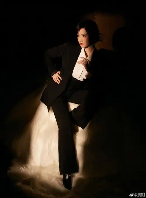 景甜穿黑西装眼神凌厉在光影间又美又飒
