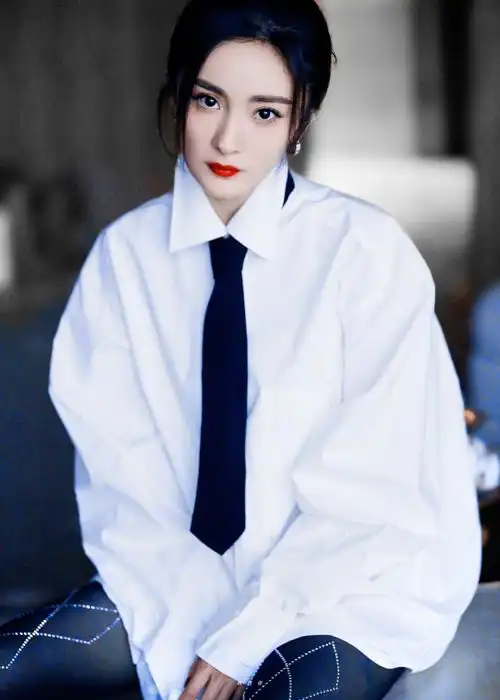 为什么杨幂一直能给人一种保持住了少女般形象的感觉
