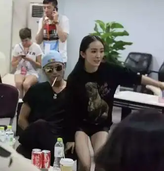 杨幂离婚后,大量昔日撩拨男演员照片被扒,粉丝指刘买通稿黑杨幂
