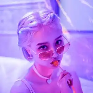 超酷吃棒棒糖眼镜女生头像图片
