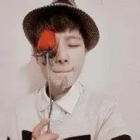 女生手拿一支玫瑰花头像微信头像图片大全
