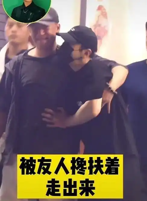 黄晓明与好友深夜喝酒被拍,告别前和朋友紧紧拥抱,心情很不好
