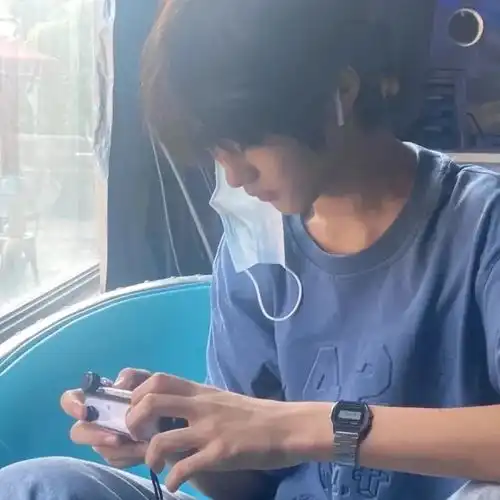 高冷男生头像躲得过初一躲不过你
