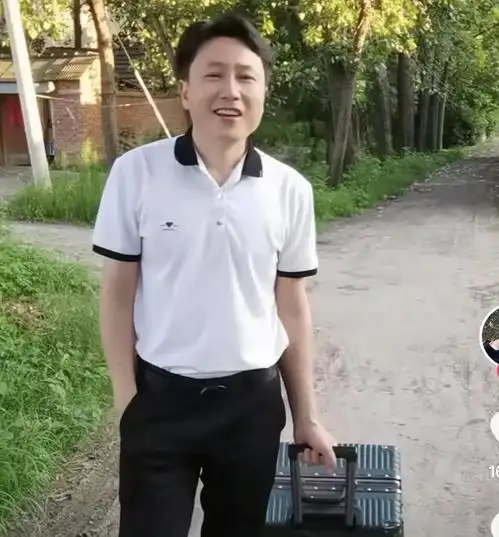 这一男一女加起来,能掏空老人的退休金,网友我妈跟着魔了一样
