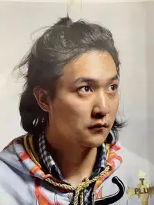 第三三二集朱传奇教你画发型放逸自然的男青年素描头像
